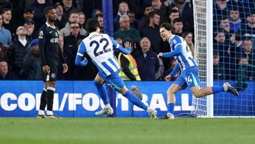 Ferdi Kad�o�lu att�, Brighton Chelsea'yi devirdi!
