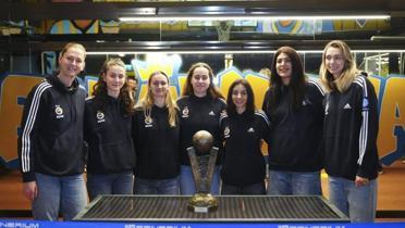 �ampiyon Fenerbah�e Opet, taraftarlarla bulu�tu