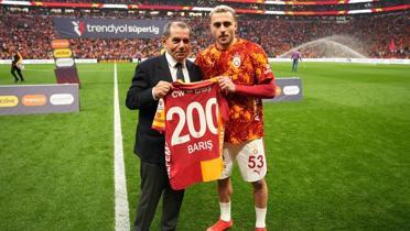 Derbiden �nce Bar�� Alper Y�lmaz'a plaket verildi