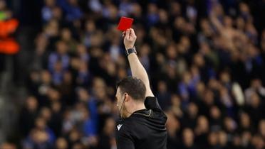 IFAB yeni kural� a��klad�: A�z�n� kapatan k�rm�z� kart g�recek!