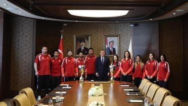 Bakan Bak, madalya kazanan milli g�re��ileri a��rlad�