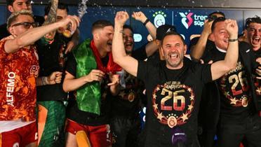 Galatasarayl� futbolculardan Okan Buruk'un bas�n toplant�s�na sulu bask�n