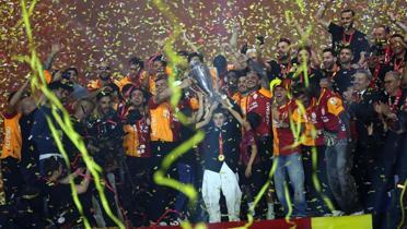 Aslan kral ta� giydi