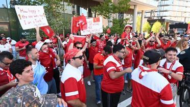 San Francisco'da T�rk taraftarlar kuyruk olu�turdu