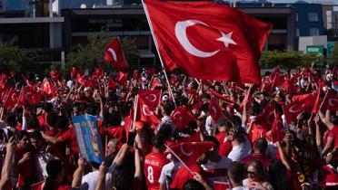 San Francisco'da T�rk y�r�y���! Sokaklar k�rm�z�-beyaz
