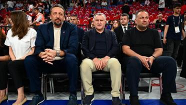 Bakan Bak: 12 Dev Adam, aya�a kalkt�