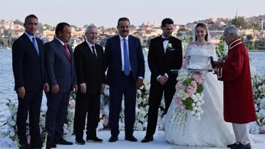 Fenerbah�e'nin milli futbolcusu �smail Y�ksek, d�nyaevine girdi