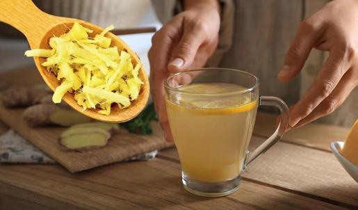 Anında basen eritiyor! Limonlu suyun içine 1 kaşık eklemek yetiyor