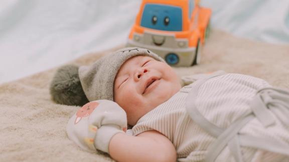 bebekler uyurken neden gulumser