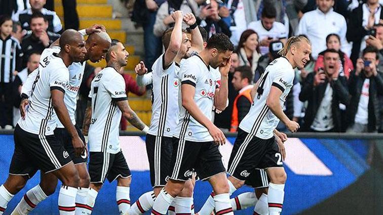 Beşiktaş öldü öldü dirildi! Kilidi Talisca ve Quaresma açtı