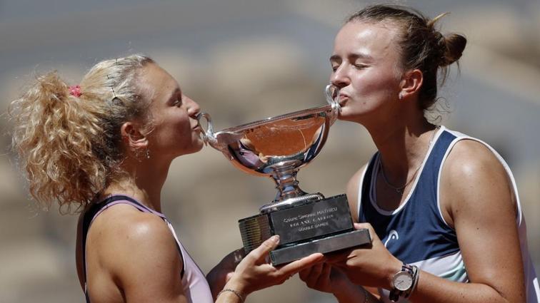 Barbora Krejcikova, Roland Garros'ta çiftlerde de şampiyon ...